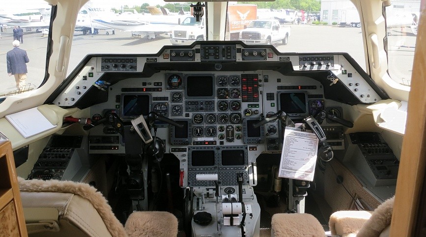 Hawker_1000_cockpit